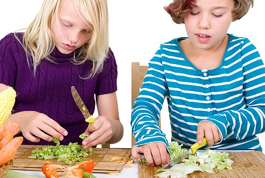 Kinder schneiden Salat klein