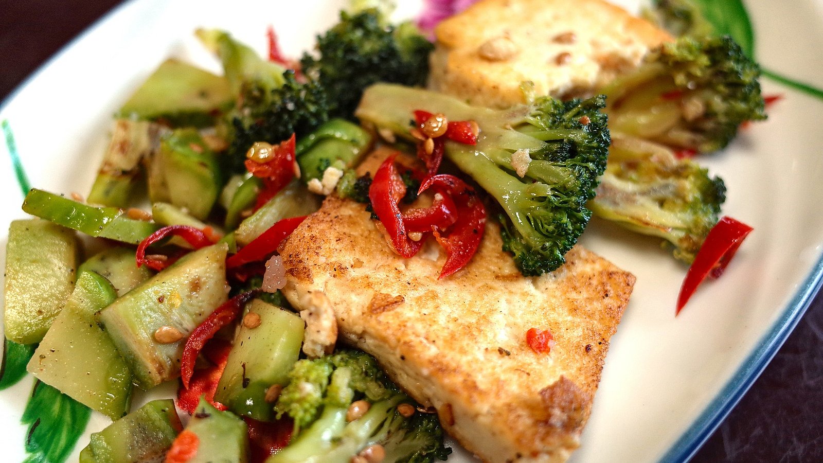 Teller mit Gemüse und gebratenem Tofu