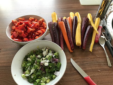 Mundgerecht geschnittenes buntes Gemüse in einer Kita. 