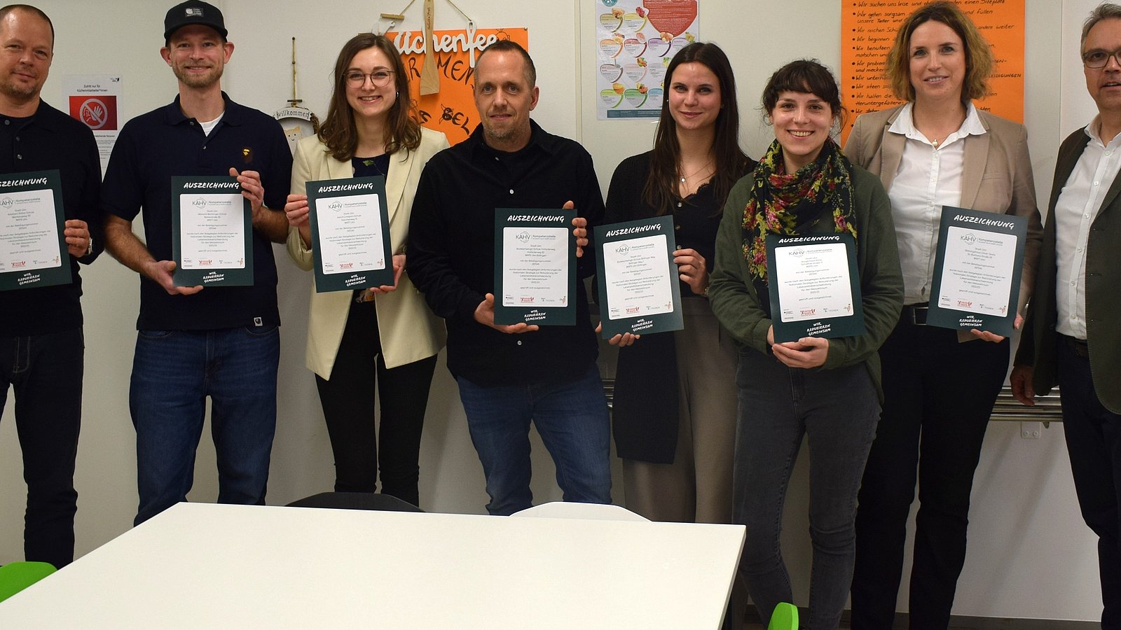 Gruppenfoto zur Auszeichnung als Lebensmittelreste-Optimierer. Schulen der Stadt Ulm retten Lebensmittel.