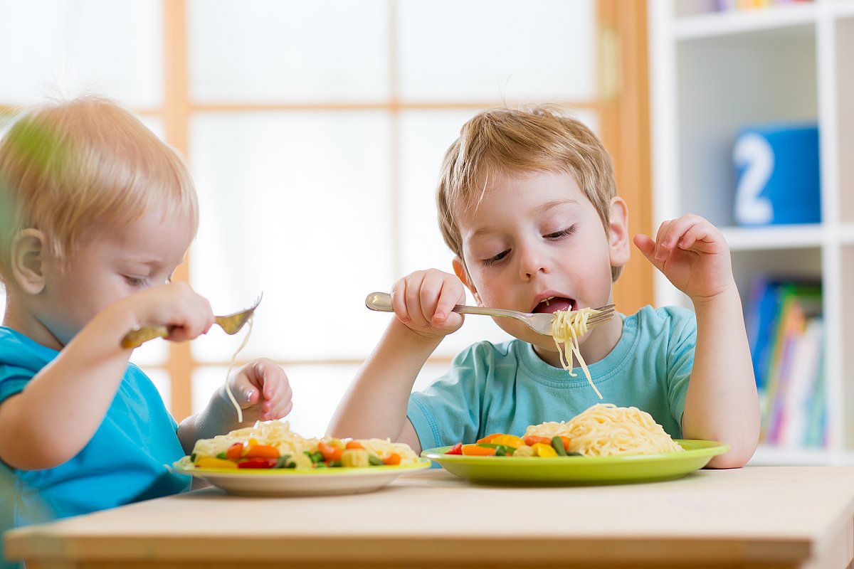 Zwei Kitakinder beim Essen 