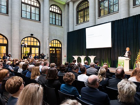 Bundesernährungsministerin Julia Klöckner vor Publikum
