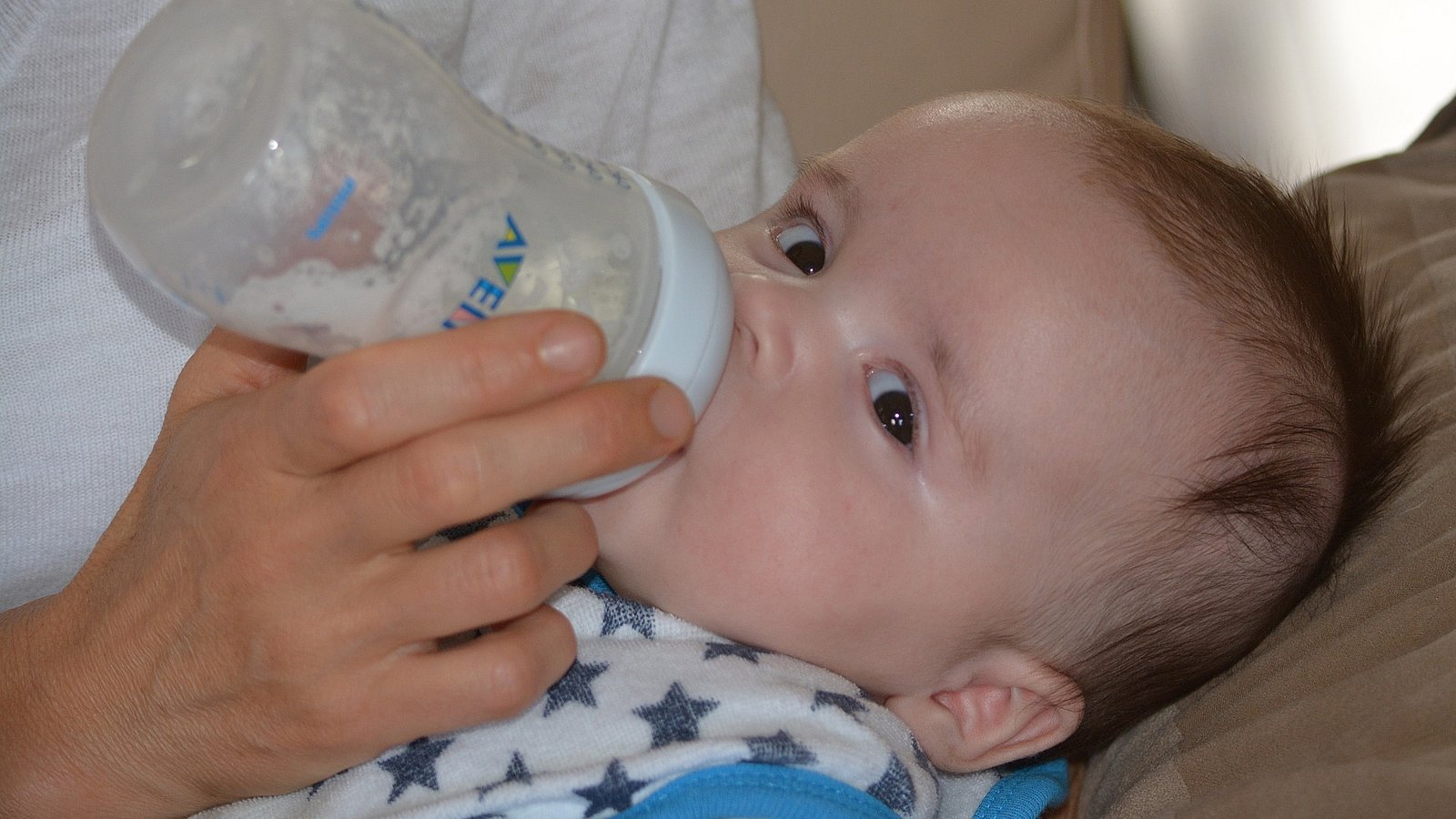 Baby wird mit Flasche gefüttert. 