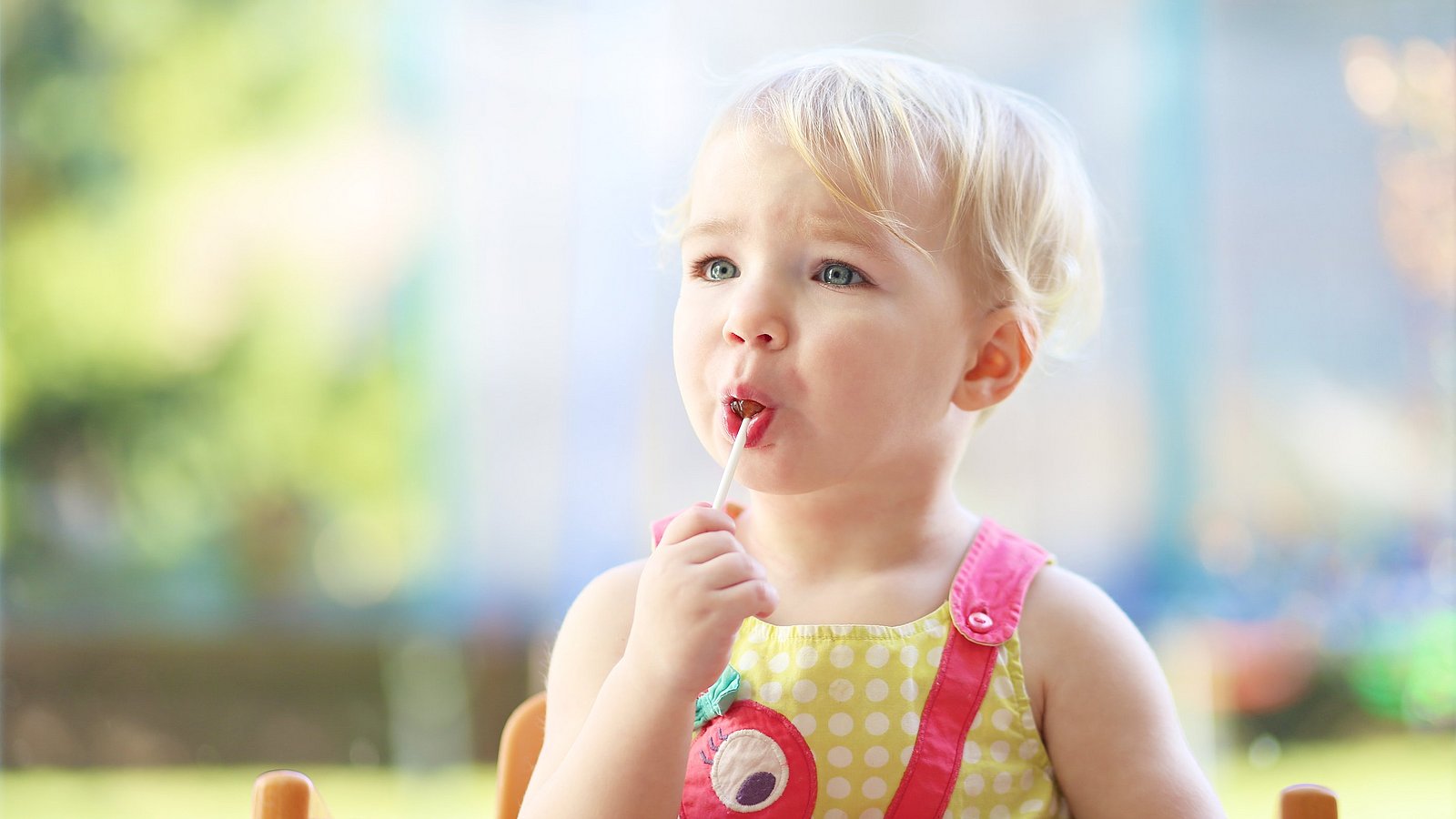 Kind mit Lutscher im Mund