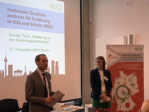 Eröffnung des runden Tisches zur Ernährung in der Kindertagesbetreuung mit Dr. Juliane Bojahr (BMEL) und Simon Pabst (BMFSFJ) am 21.11.2019 in Berlin
