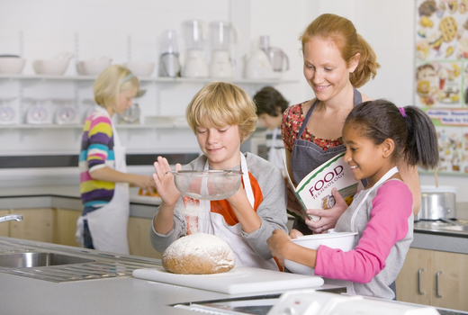  Lehrerin mit Schülern in der Küche