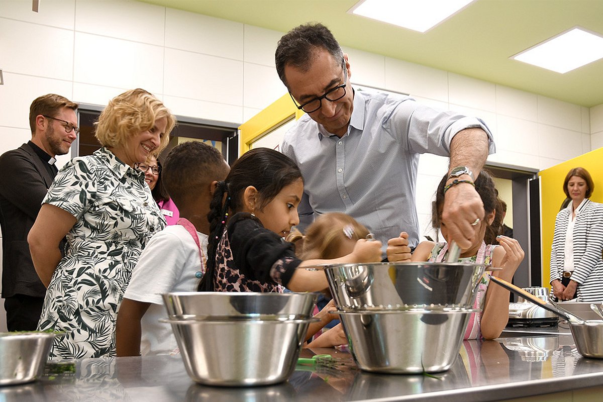 Bundesernährungsminister Cem Özdemir kocht gemeinsam mit Kita-Kindern. 
