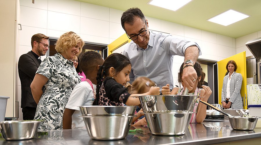 Bundesernährungsminister Cem Özdemir kocht gemeinsam mit Kita-Kindern. 