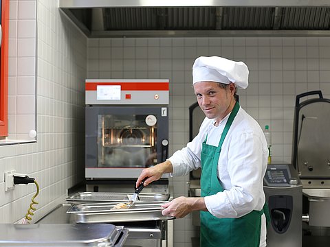 Küchenpersonal bereitet Essen in der Kita-Küche vor
