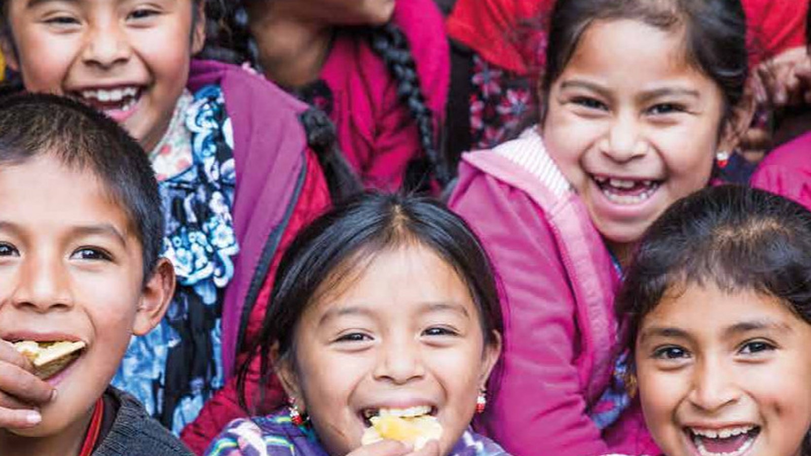 Coverfoto mit Kindern aus Lateinamerkia: UNICEF Bericht zur Rolle von Schulen in der Übergewichtsprävention in Lateinamerkia und der Karibik