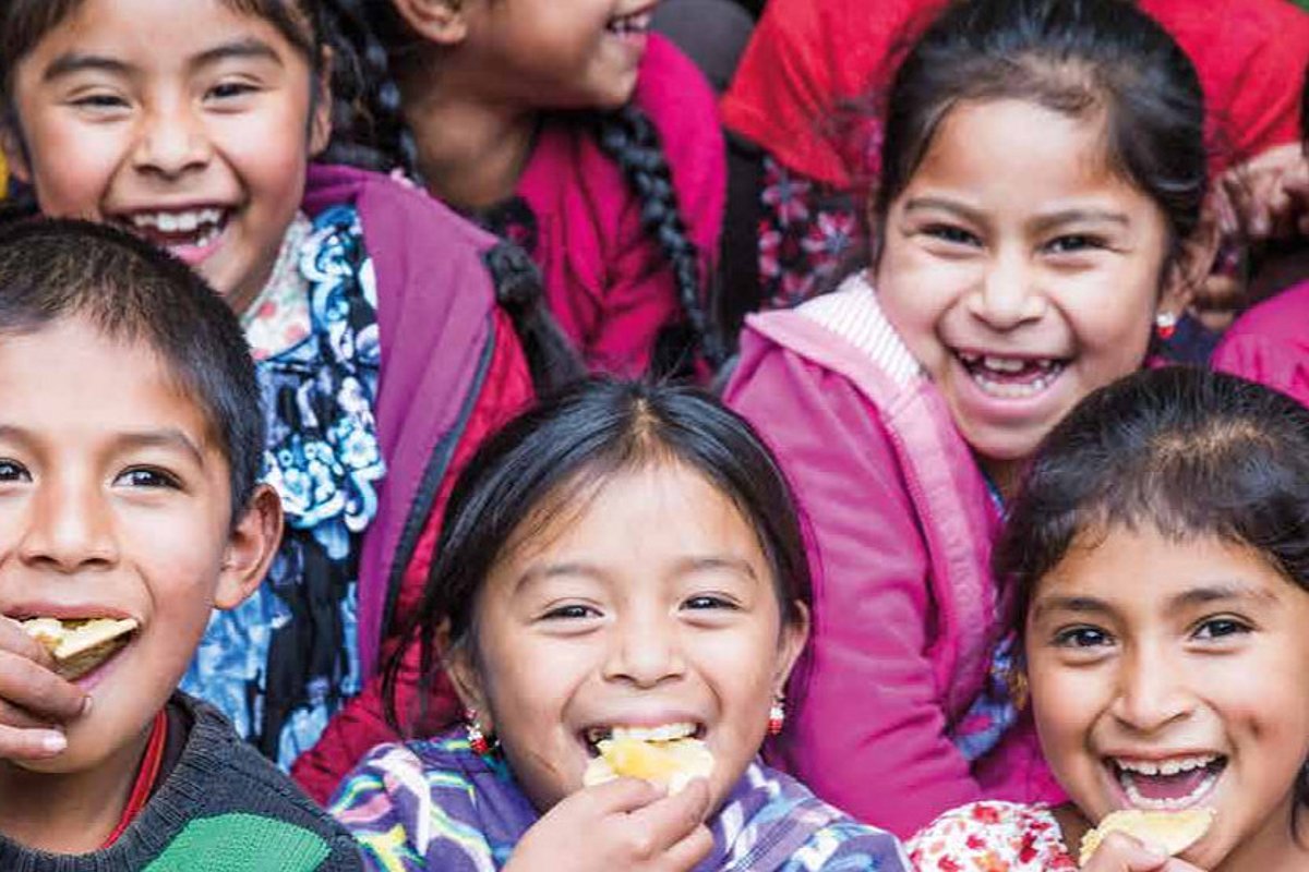 Coverfoto mit Kindern aus Lateinamerkia: UNICEF Bericht zur Rolle von Schulen in der Übergewichtsprävention in Lateinamerkia und der Karibik