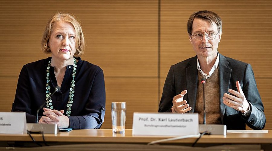 Bundesfamilienministerin Lisa Paus und Bundesgesundheitsminister Karl Lauterbach sitzen an einem Tisch in einer Pressekonferenz. 