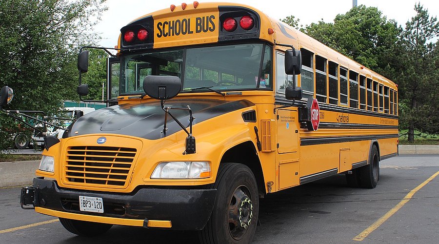 Ein typischer US-amerikanischer gelber Schulbus, älteren Typs.