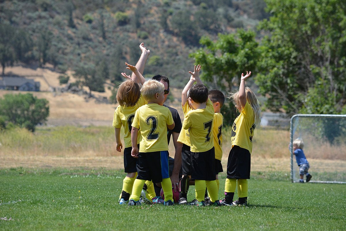 Ein Kinder-Fussball-Team feiert seinen Erfolg. 