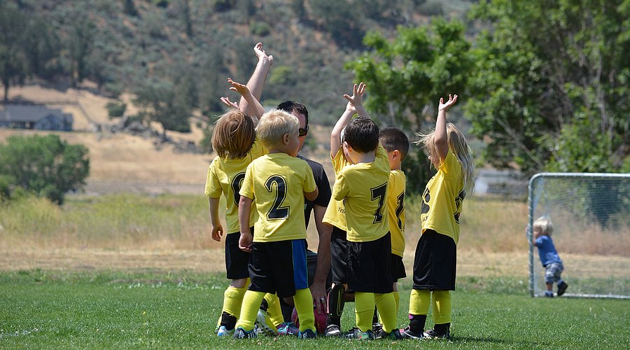 Ein Kinder-Fussball-Team feiert seinen Erfolg. 
