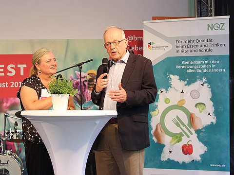 Staatssekretär Dr. Hermann Onko Aeikens ehrt die Leistungen der Vernetzungsstellen Schulverpflegung