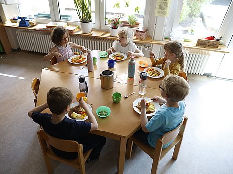 Kinder der Kita Klein & Groß in Königs Wusterhausen (Brandenburg) beim Mittagessen.