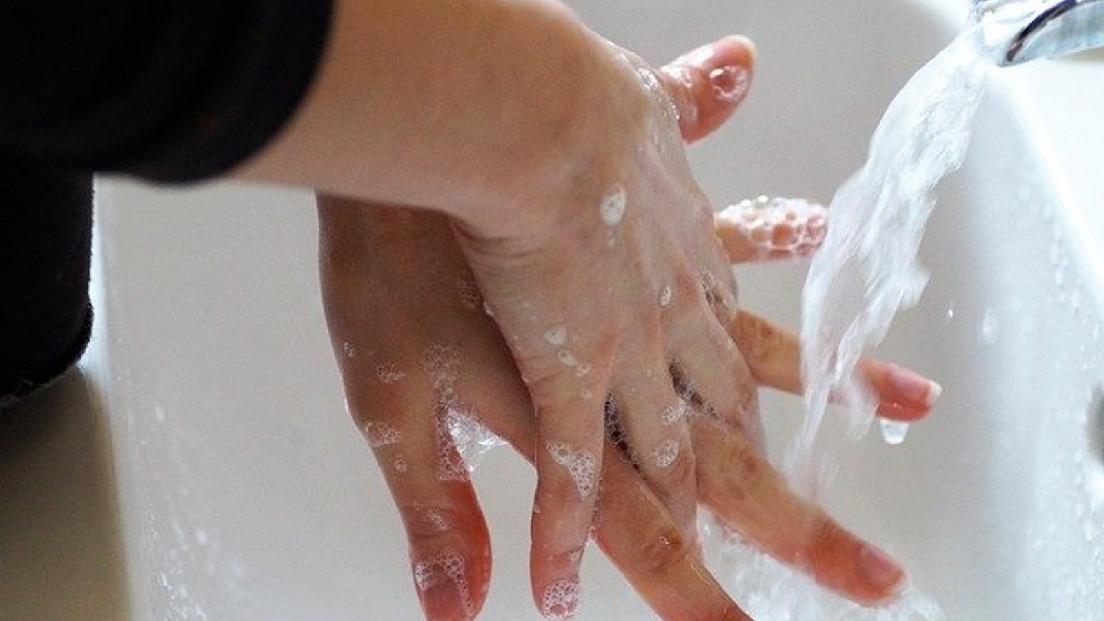 Hände werden unter fließendem Wasser gewaschen
