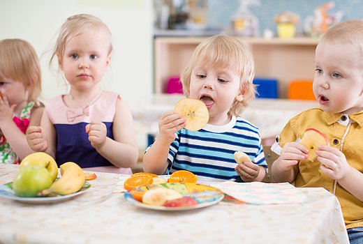 Kinder in der Kita beim Essen