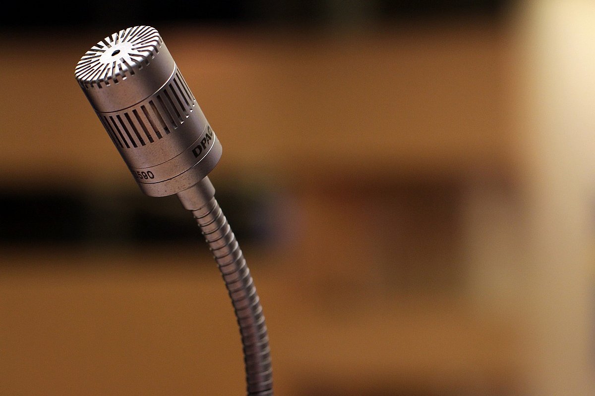 Mikrofon auf einem Rednerpult