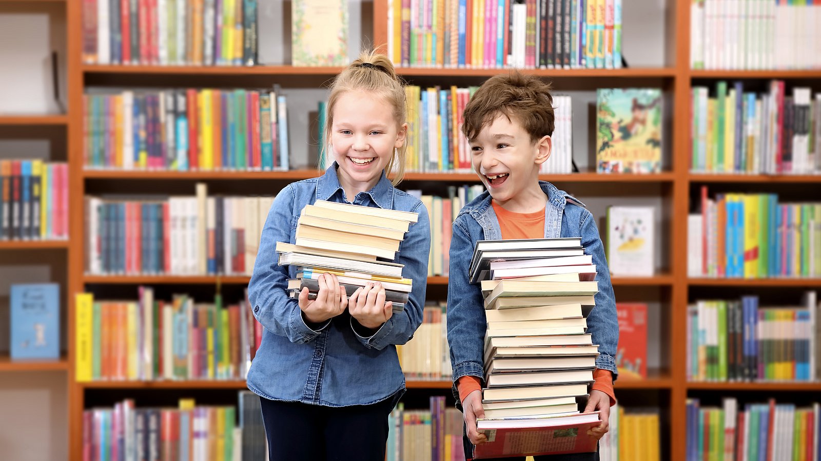 Zwei Schulkinder in der Bibliothek