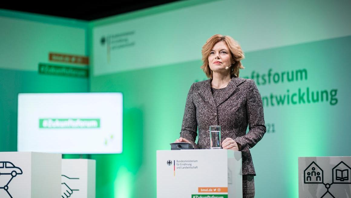 Bundesernährungsministerin Julia Klöckner spricht am Rednerpult