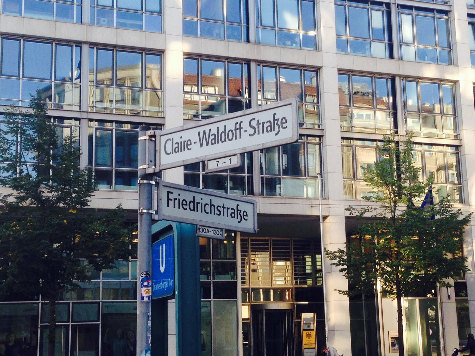 Straßenschild der Ecke Claire-Waldoff-Straße und Friedrichstraße 