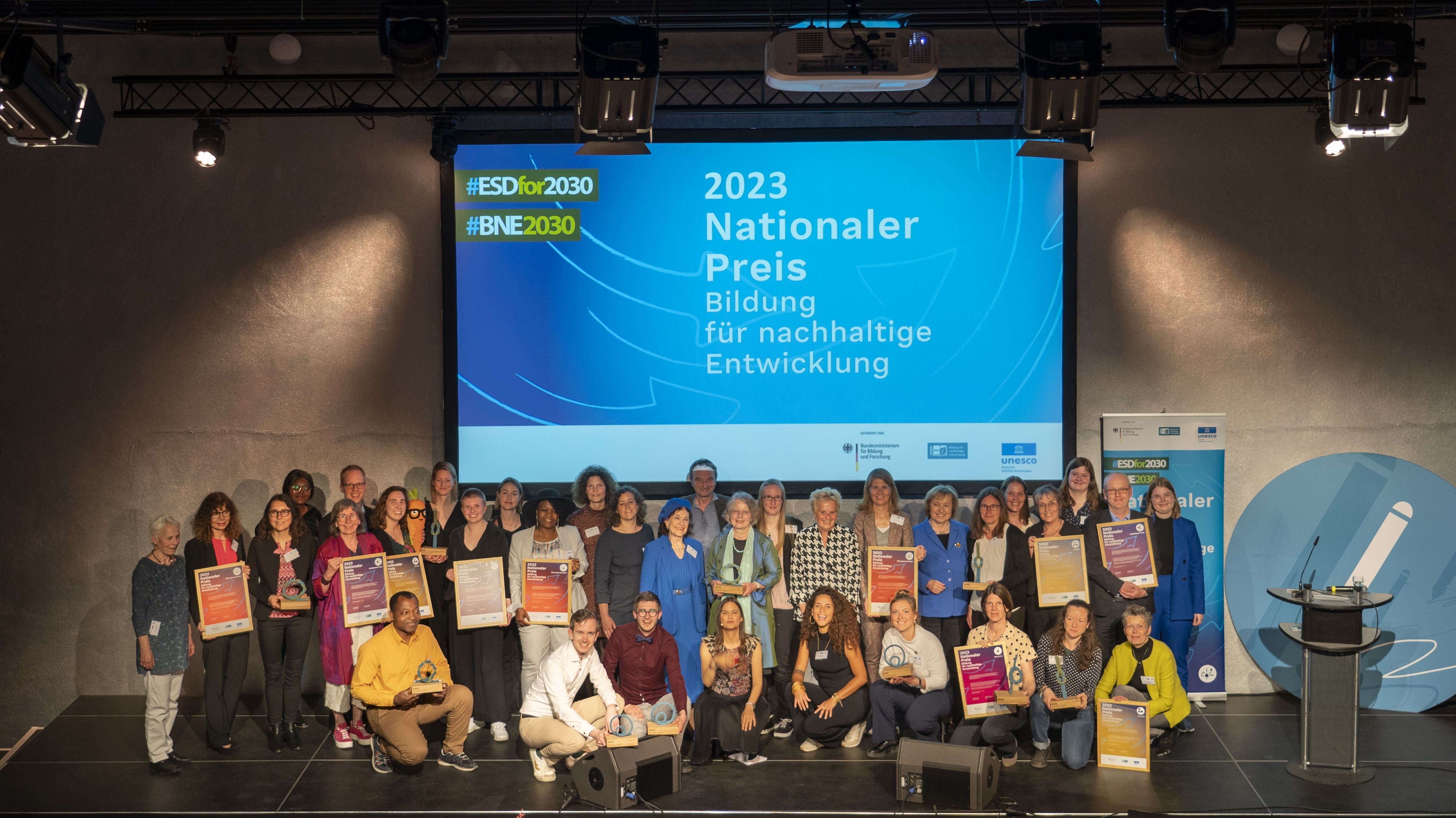 Foto aller Gewinner*innen des Nationalen Preises Bildung für nachhaltige Entwicklung 2023