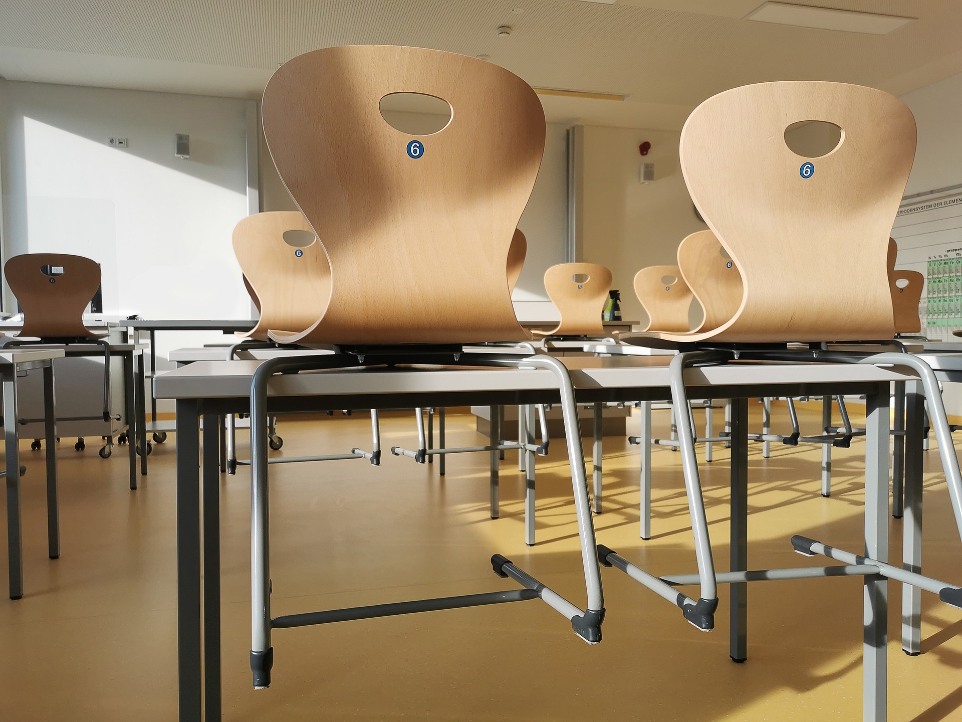 Leerer Klassenraum mit hochgestellten Stühlen