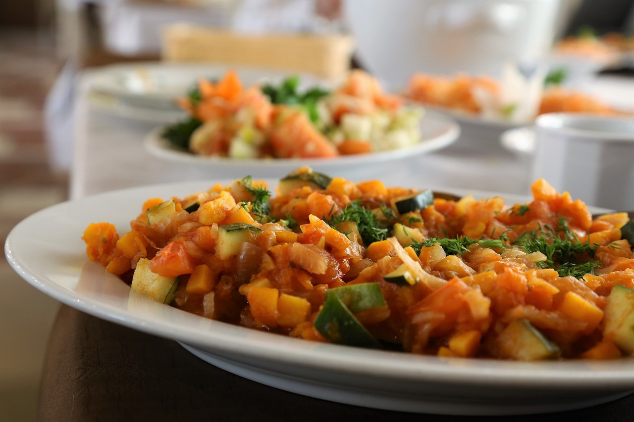 Mit Essen gefüllte Teller auf einem Tisch. Eine Gemüse-Getreide-Mischung.